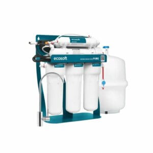 osmoseur sous évier : un appareil qui se branche sur l’eau du robinet de la cuisine et produit de l’eau de boisson filtrée, servie par un petit robinet à part.